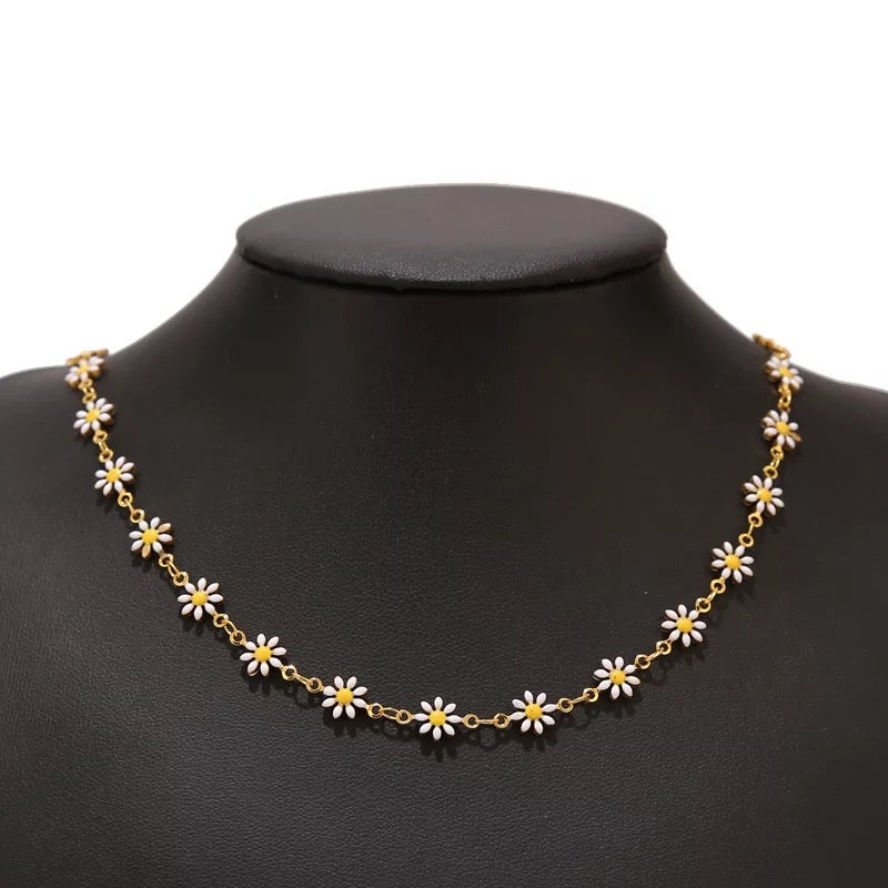 All Around Daisy Necklace – 18K Gold Plated Stainless Steel